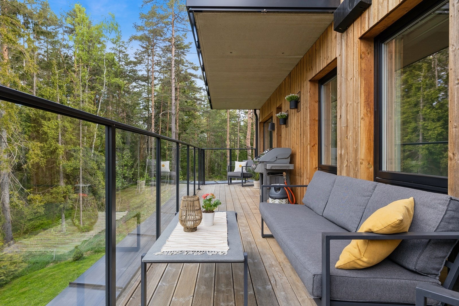 Fra stuen er det utgang til en stor terrasse på ca. 18 m² som vender mot marka. Galleribilde