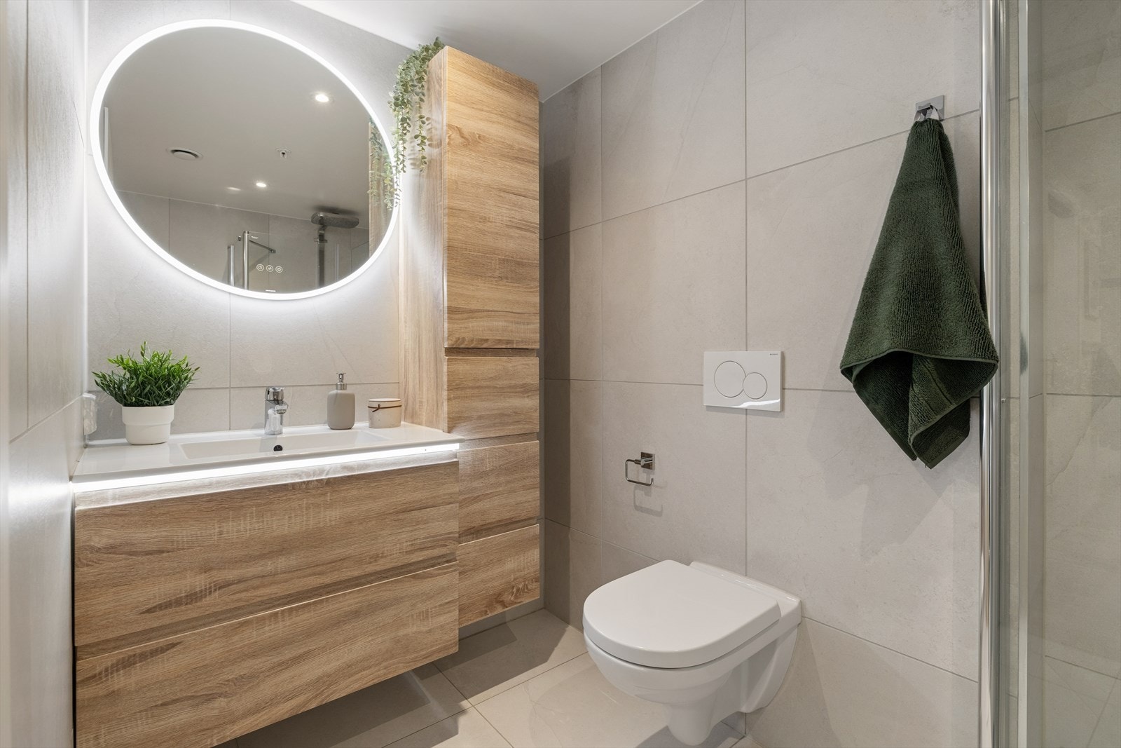 Badet er fra byggeåret 2020 og har vegghengt toalett. Galleribilde