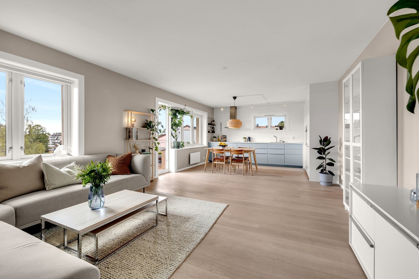 Innvendig er det parkett på gulv, malte veggflater og malte himlinger som gir boligen et moderne og harmonisk uttrykk. Galleribilde