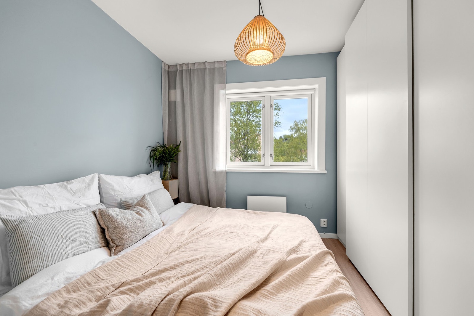 Boligen har to gode soverom med fine lysforhold og plass til ønsket møblering. Galleribilde