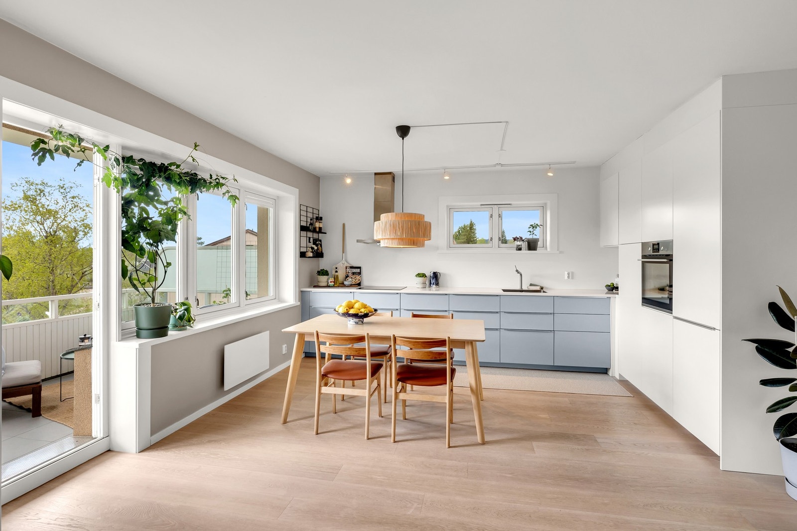 Kjøkkenet fra IKEA ble oppført i 2017 og har glatte fronter. Galleribilde