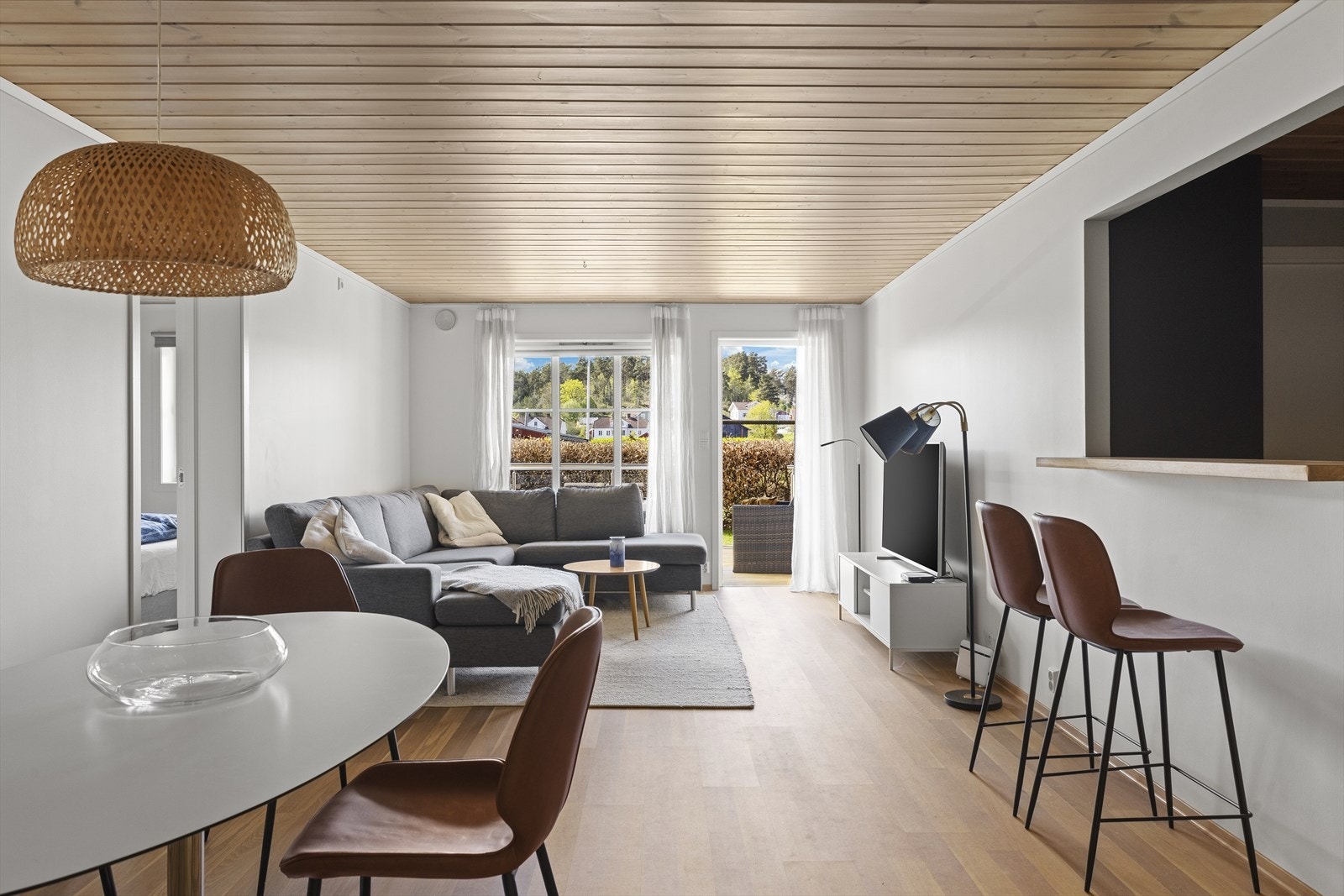 Fra stuen er det utgang til vestvendt terrasse med gode solforhold. Galleribilde