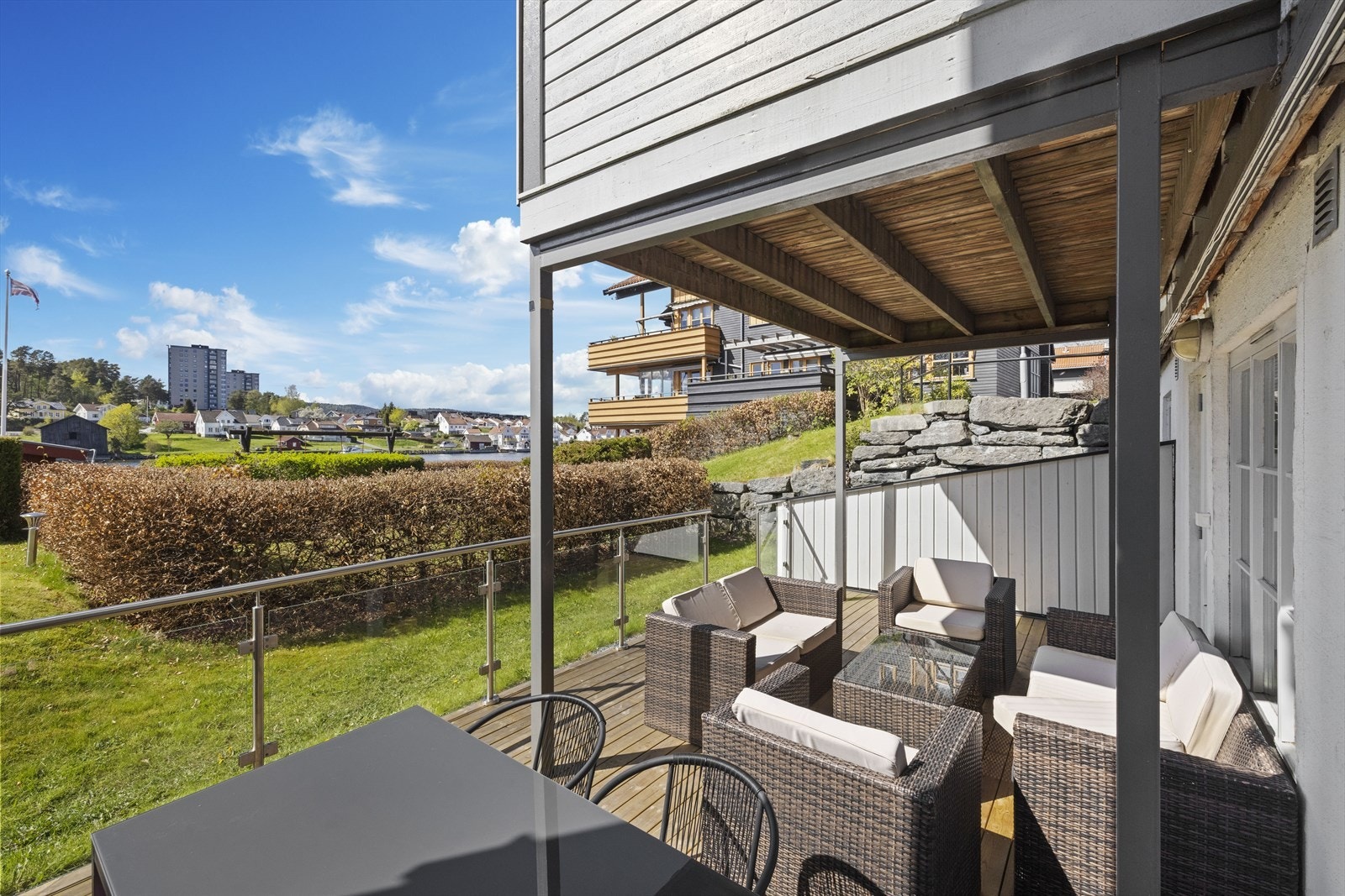 Vestvendt terrasse med gode solforhold. Galleribilde