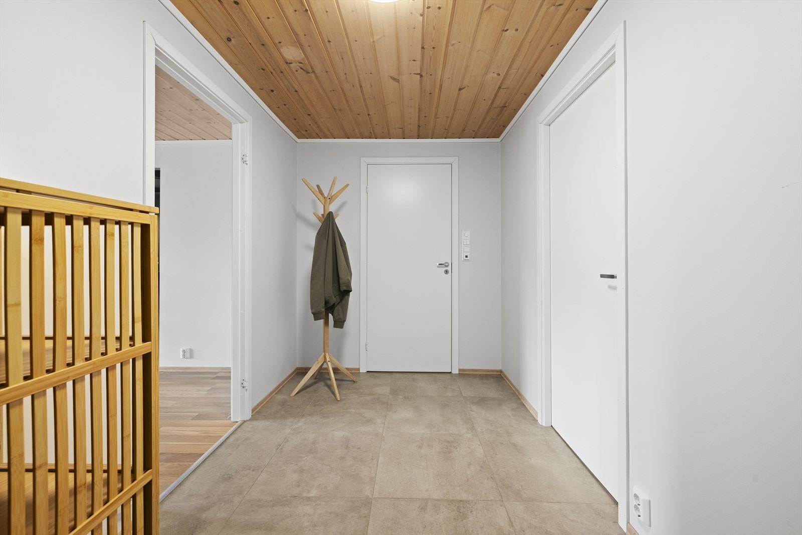 Flislagt entré med varme i gulv. Galleribilde