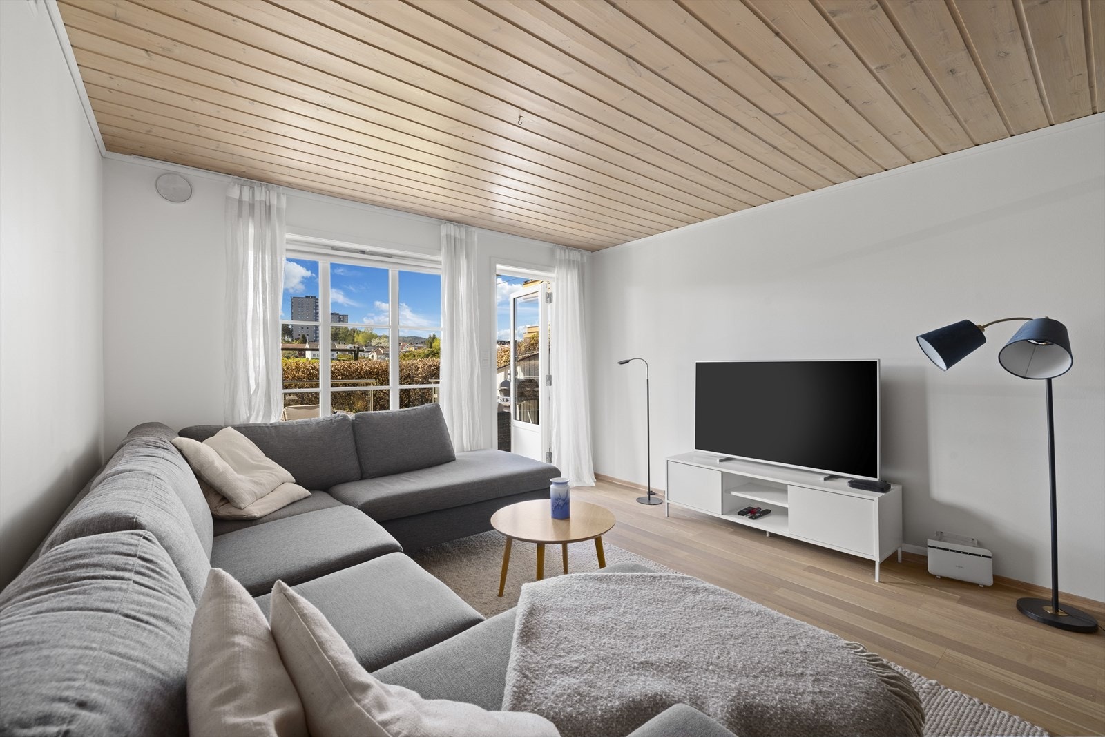 Stuen er lys og luftig stort vindu gir fint med lysinngang i denne leiligheten. Galleribilde