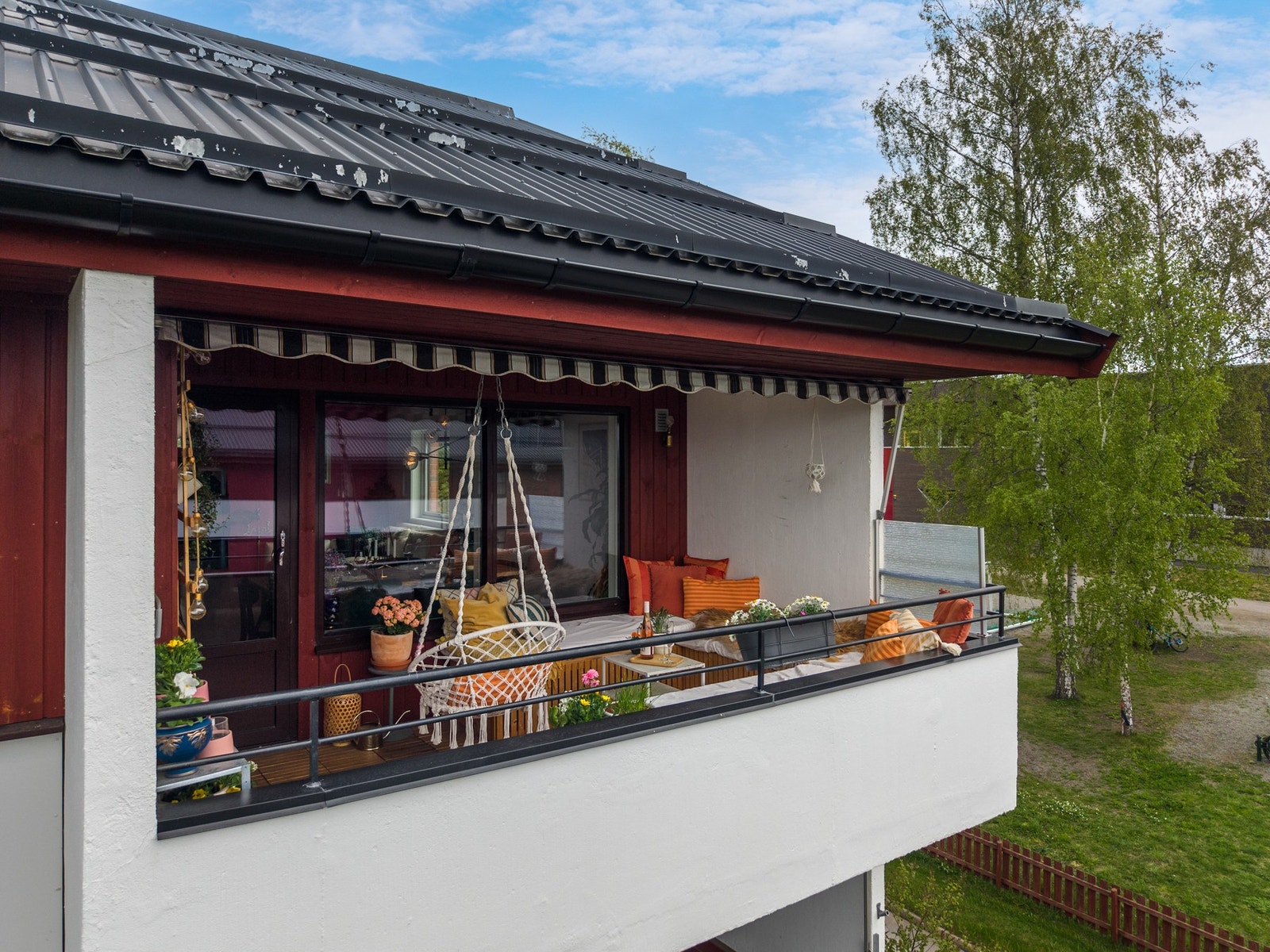 Romslig balkong med overbygg og rekkverk, som gir mulighet for hyggelige stunder ute. Galleribilde
