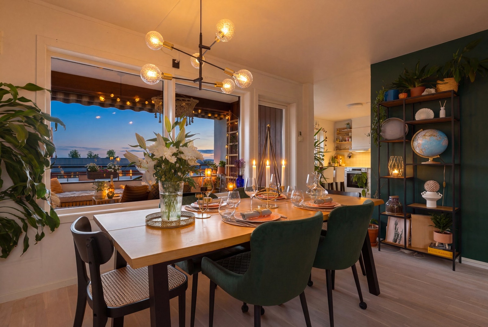 Lyst og innbydende rom med åpen løsning og store vinduer som gir godt med naturlig lys. Galleribilde