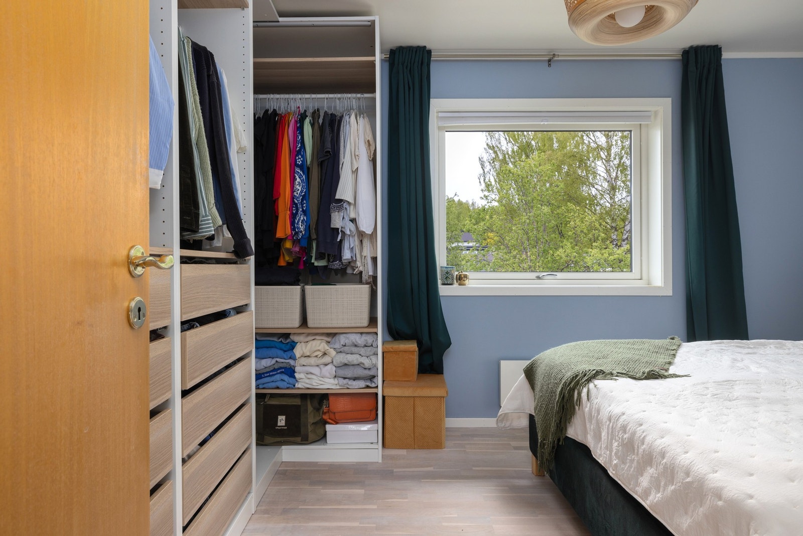 Soverom med stor garderobe med åpen oppbevaring. Vindu som slipper inn godt med naturlig lys. Galleribilde