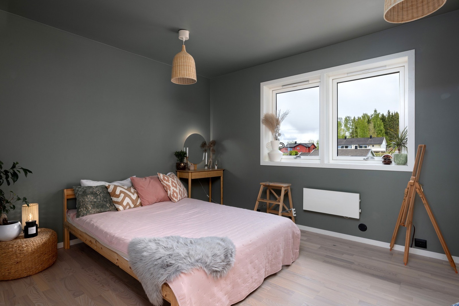 Romslig soverom med store vinduer som gir godt med naturlig lys. Galleribilde