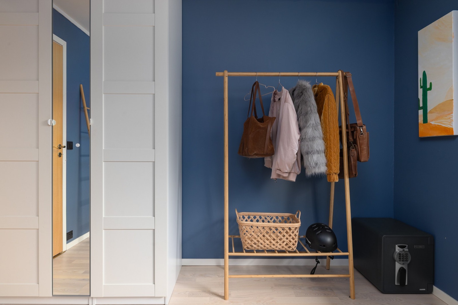 Soverom med blå vegger og garderobeskap med speildør. Galleribilde