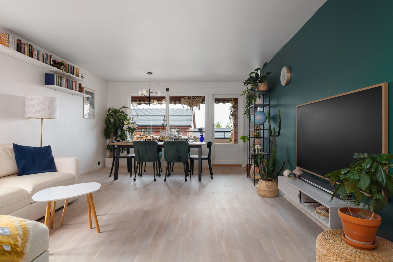 Stue med spisebord og utgang til balkong. Galleribilde