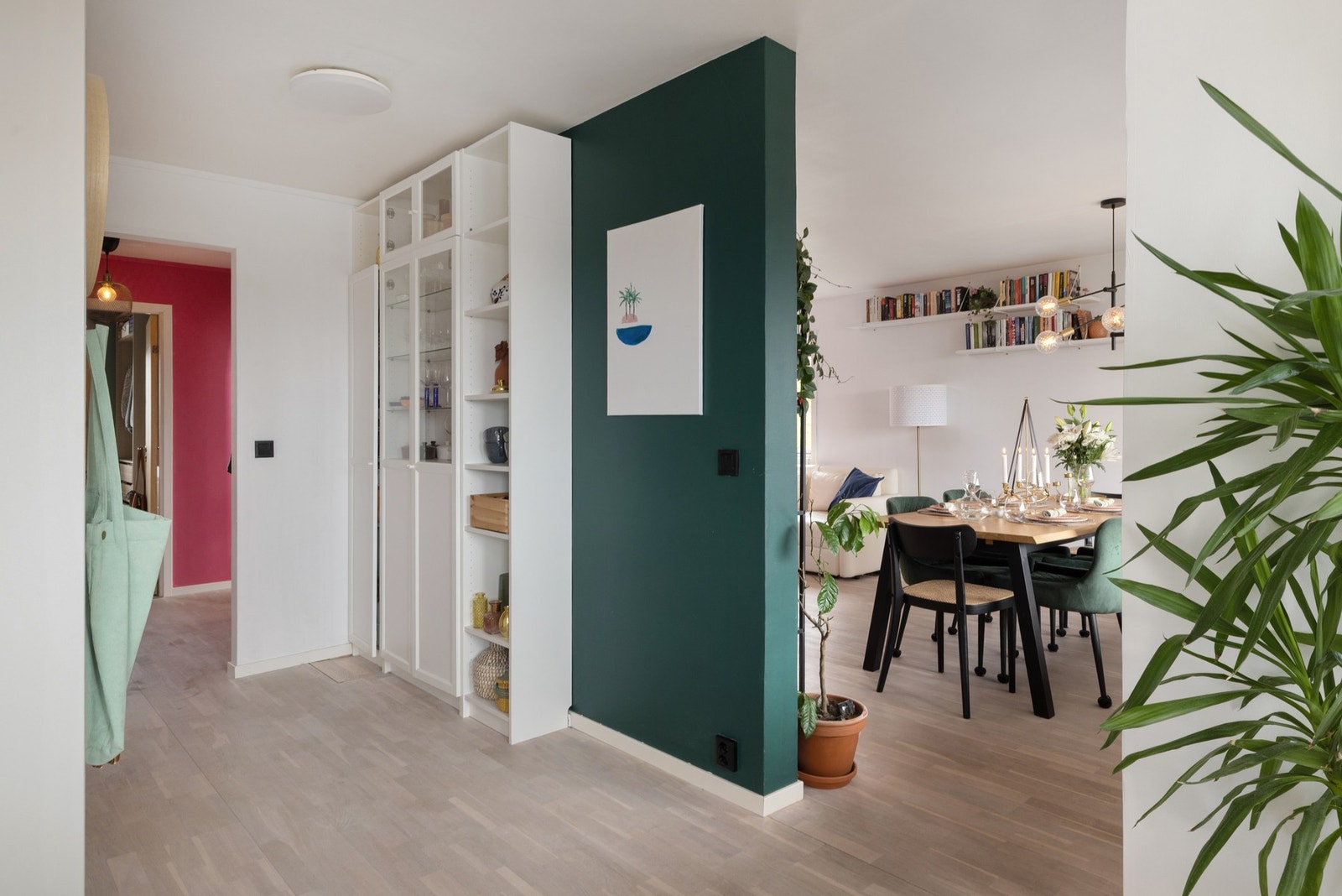 Lys og moderne gang med åpen løsning mot stue og spisestue. Galleribilde