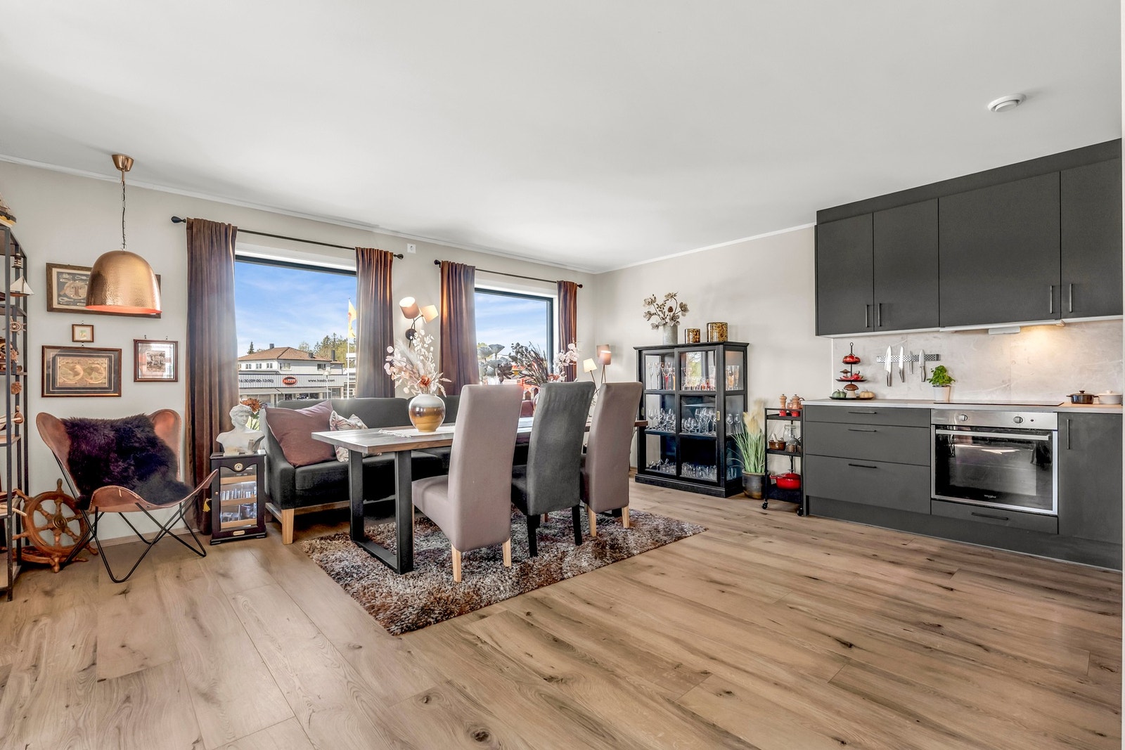 Lyst og lekkert laminatgulv. Galleribilde