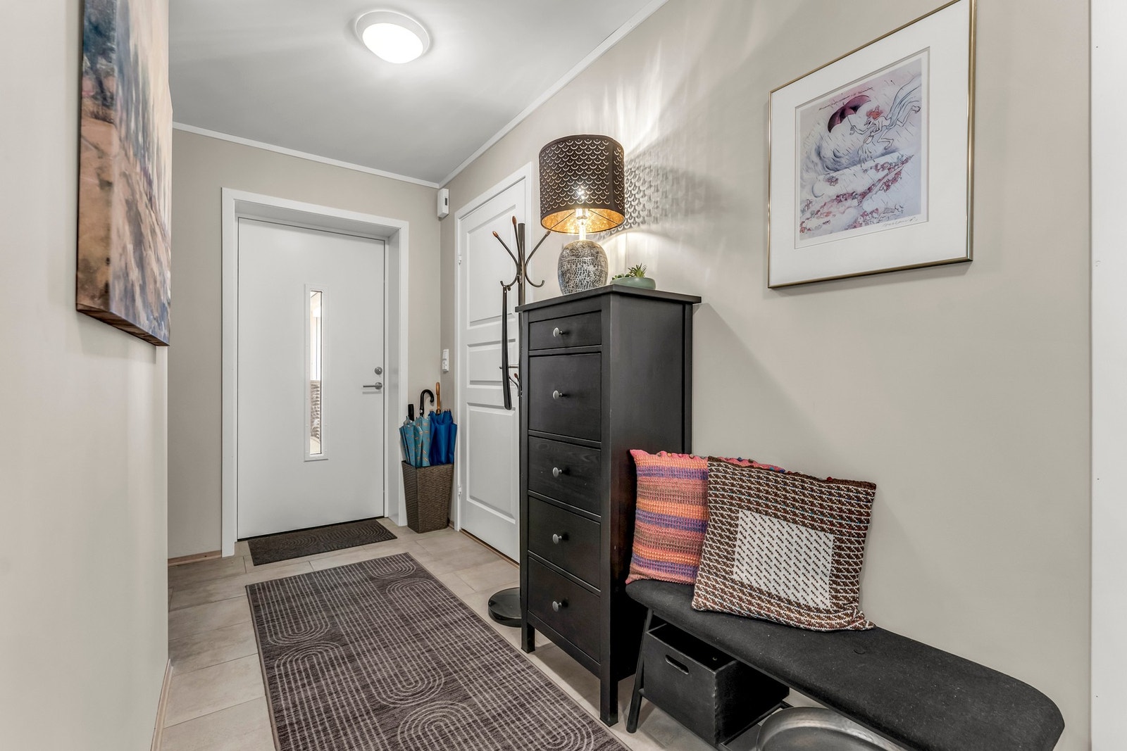 Stor gang med varmekabler i gulv. Galleribilde