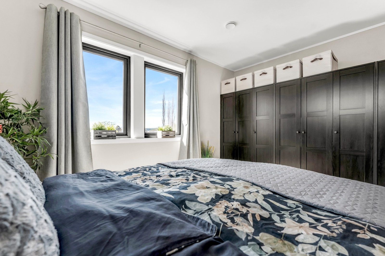 Mye garderobe- og oppbevaringsplass på hovedsoverom. Nedfellbar stige fra tak til stort koffertloft. Galleribilde