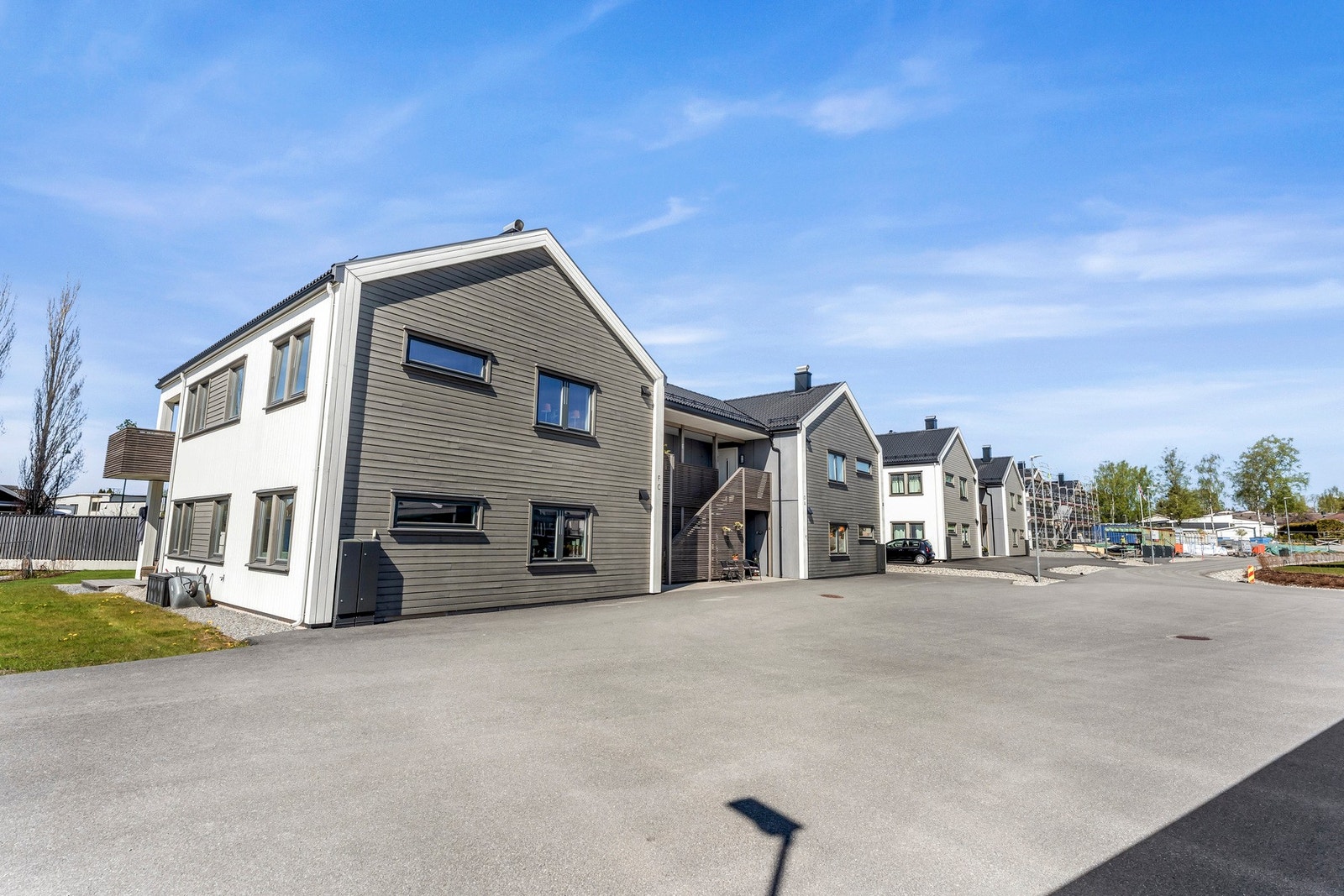 God plass til gjesteparkering. Galleribilde