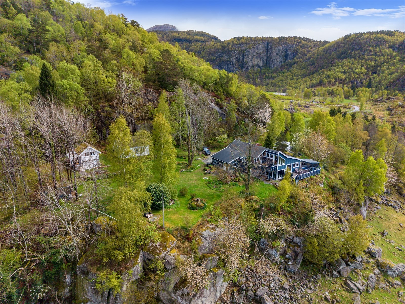 Oversiktsbilde som viser boligens plassering i terrenget, med nærhet til sjøen. Galleribilde