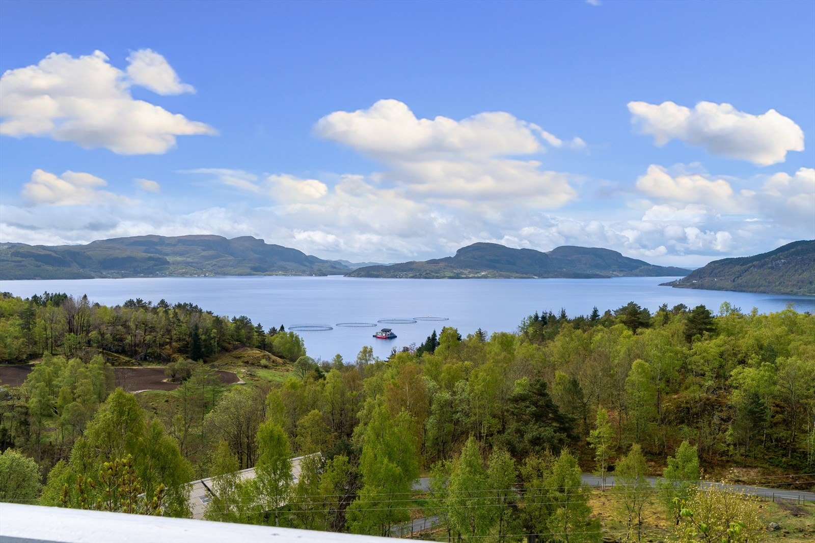 Fra eiendommen er det vidstrakt utsikt over fjorden og det omkringliggende landskapet. Galleribilde