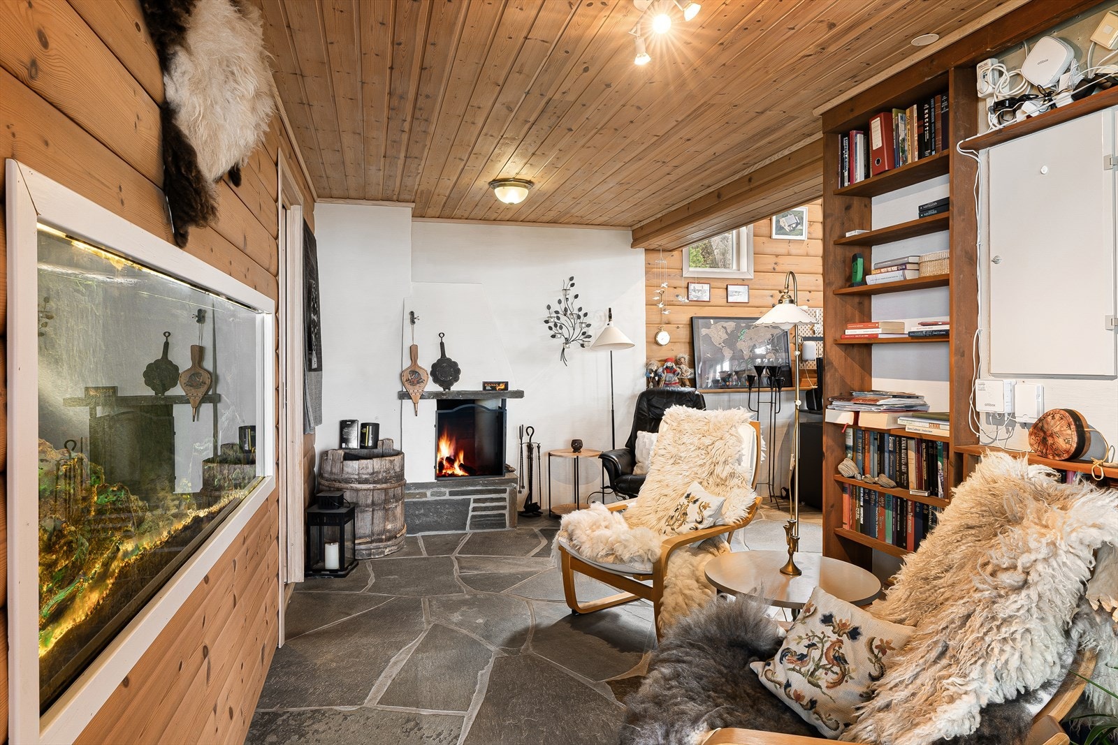 Rommet har både vedovn og åpen peis, som skaper en lun stemning. Galleribilde