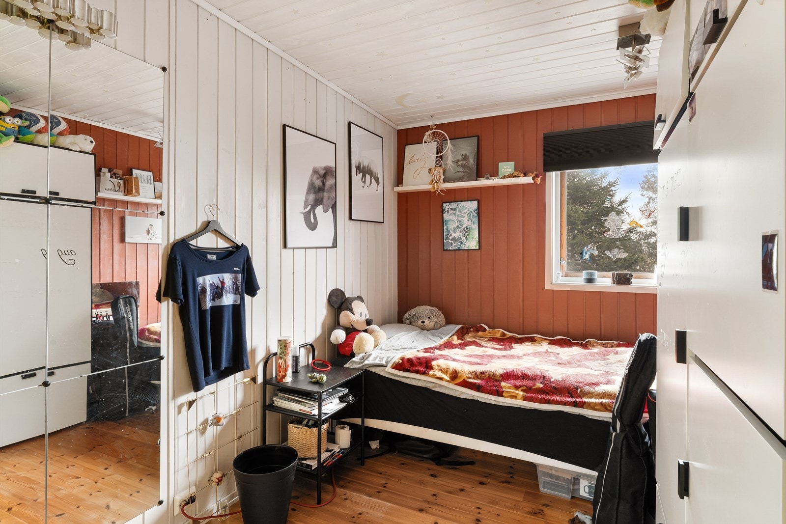 Ett av to soverom i hovedetasjen. Galleribilde