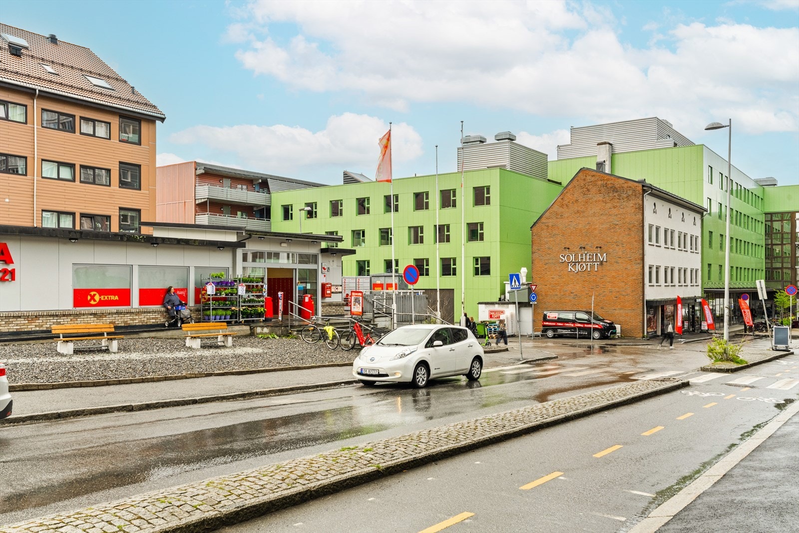 Nærmeste dagligvarebutikk ligger like over veien Galleribilde