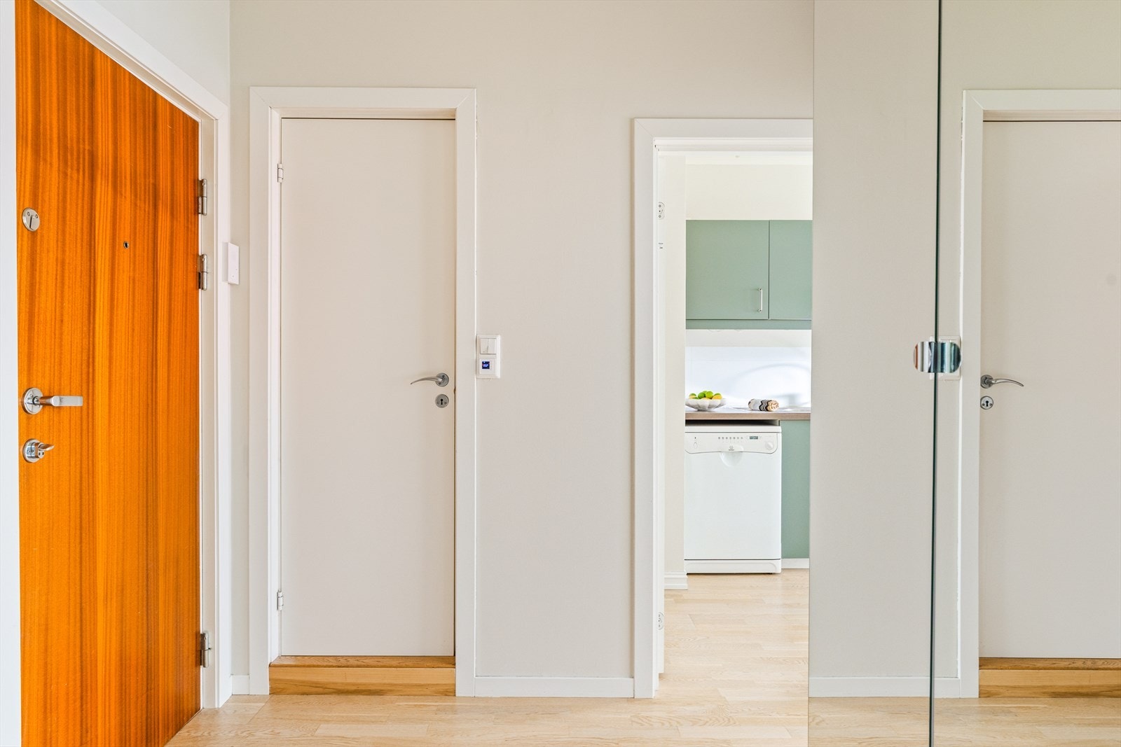 For ytterligere oppbevaring disponerer leiligheten en ekstern bod på 1,2 m² i byggets underetasje, samt et mindre skap i samme etasje. Galleribilde