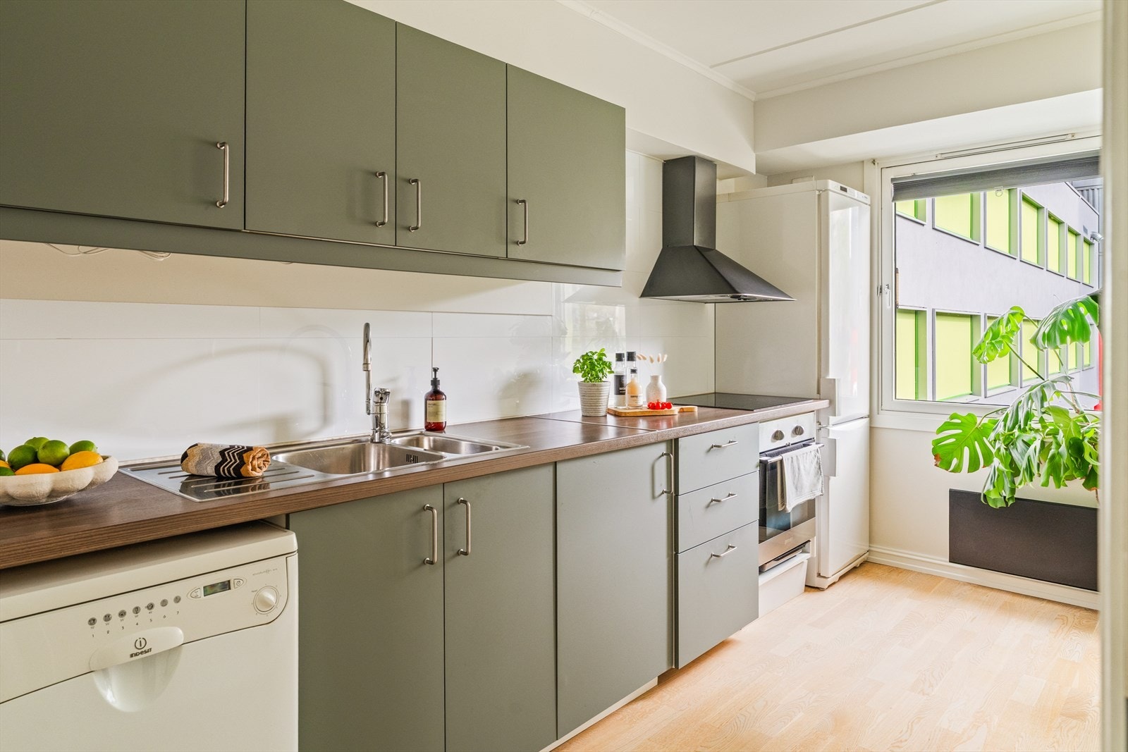 Kjøkkeninnredningen er fra IKEA og har glatte fronter samt laminat benkeplate Galleribilde