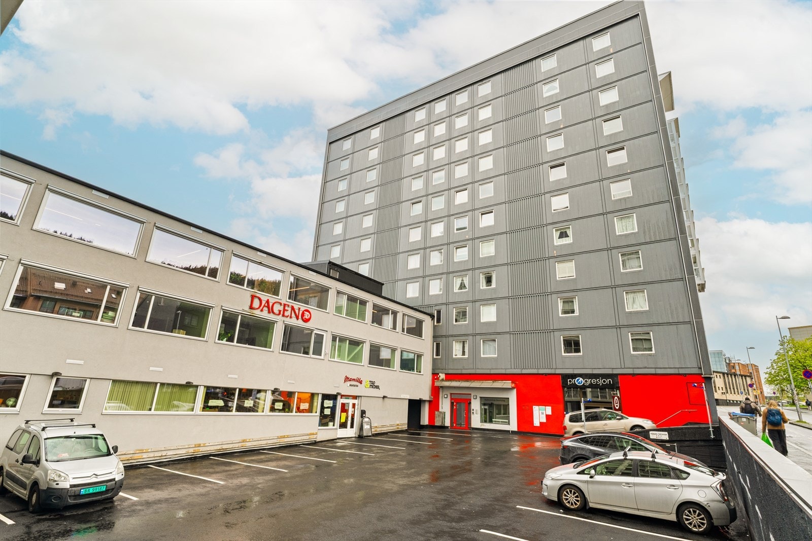 Her bor man sentralt med gangavstand til dagligvarebutikker, kollektivtransport, treningssenter, turområder m.m. Galleribilde