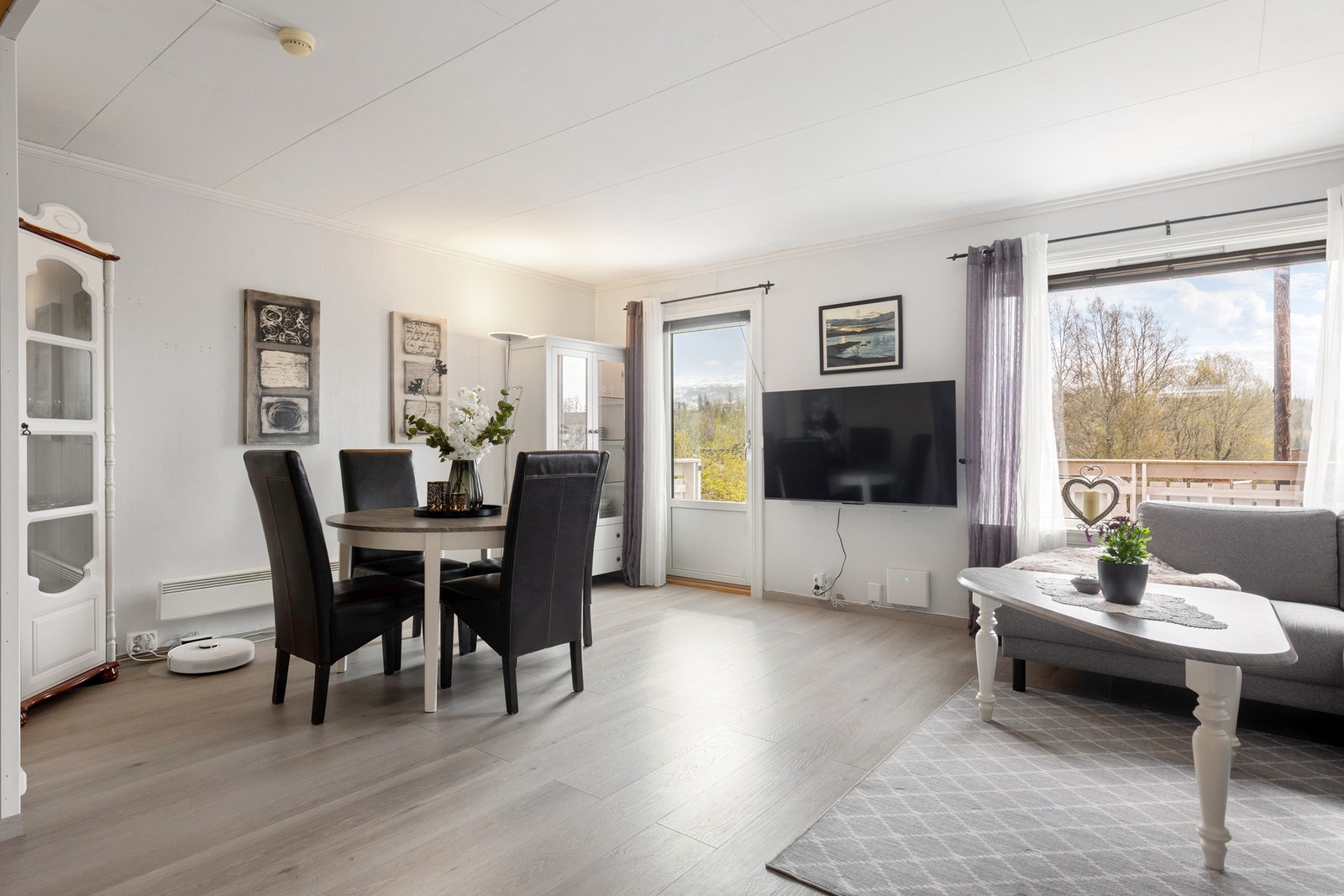 Fra stuen er det utgang til terrasse Galleribilde