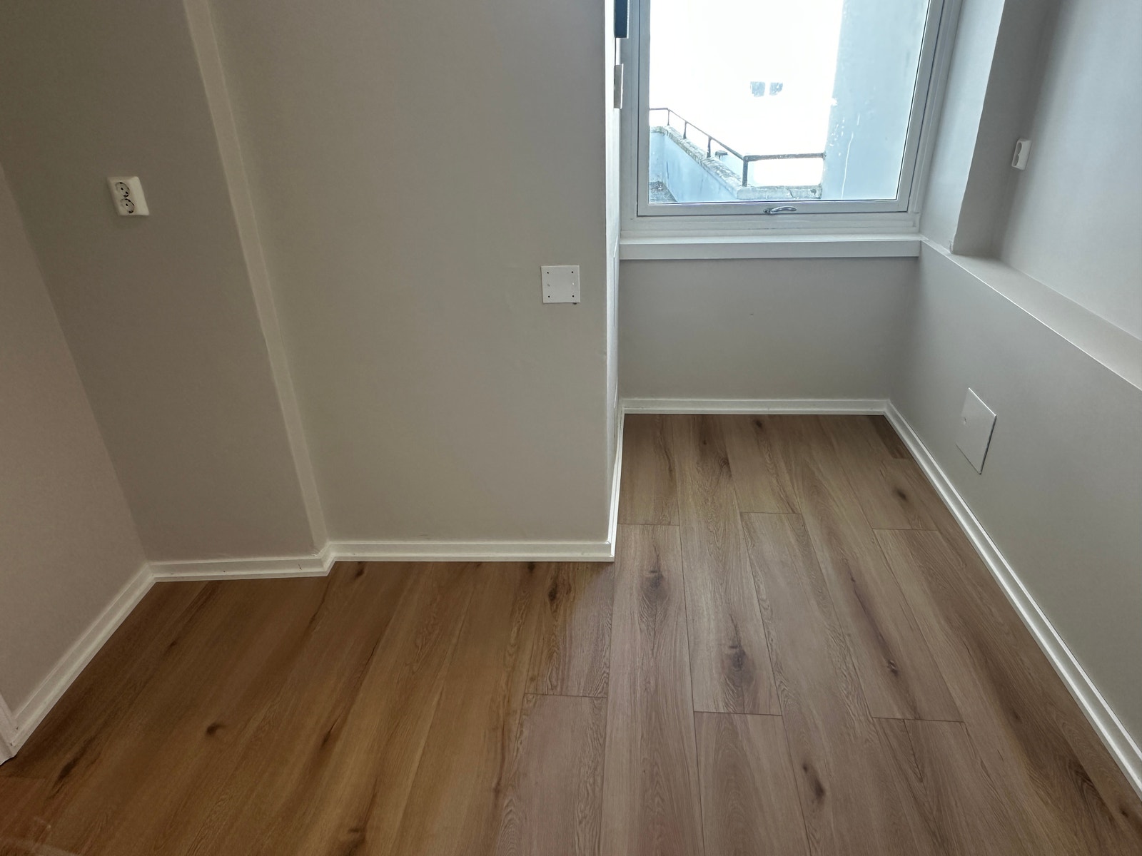 Soverom 2 - Plass til 120cnm seng, skrivebord og garderobe. Bilder viser ikke rommets størrelse og potensiale, så må ses. Se vedlagt digital møblering for inspirasjon. Galleribilde