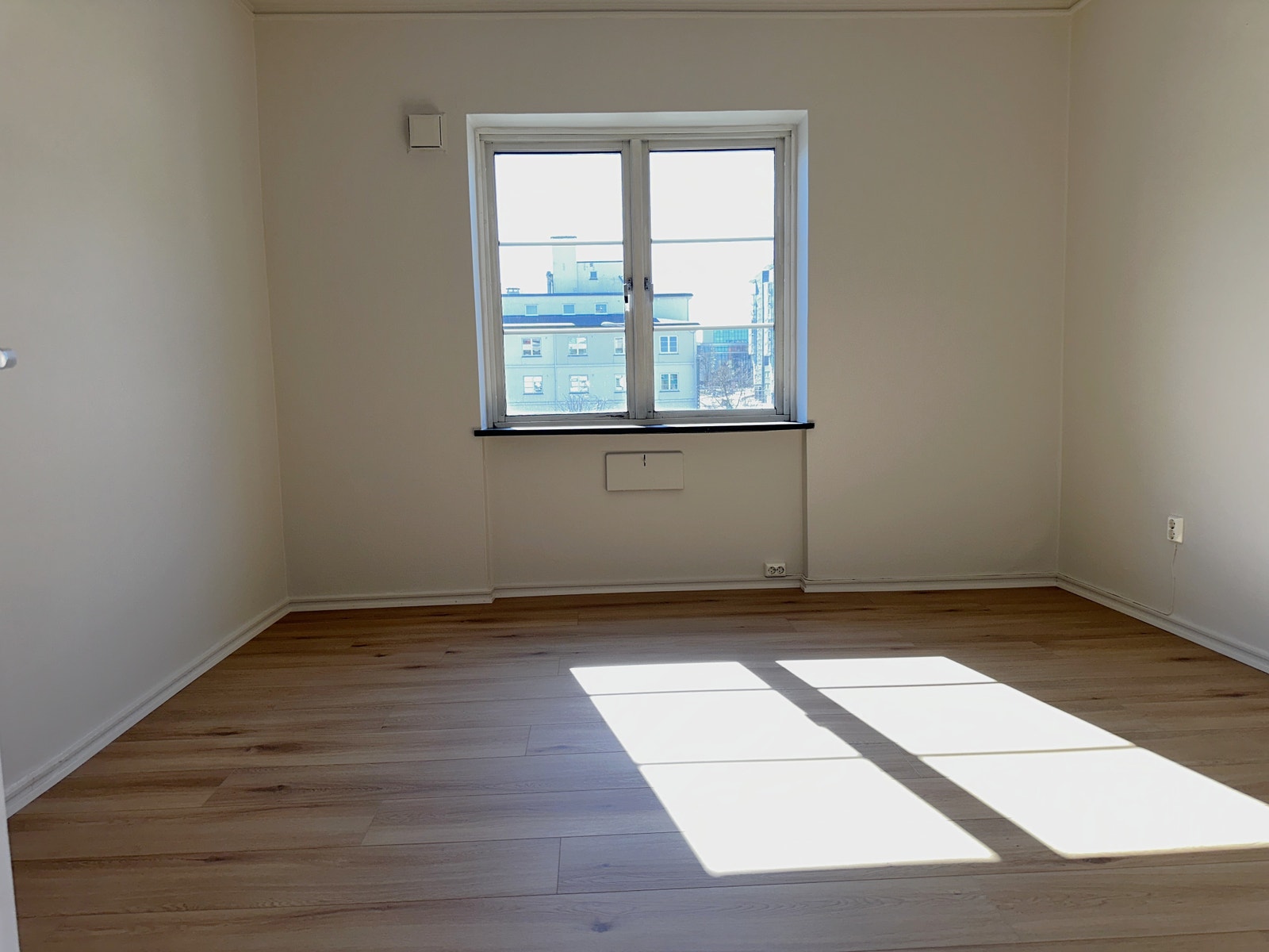 Soverom 3 - ved stue. Stort soverom med god plass til dobbel seng, garderobe, skrivebord mm. Nymalt og nytt gulv. Galleribilde