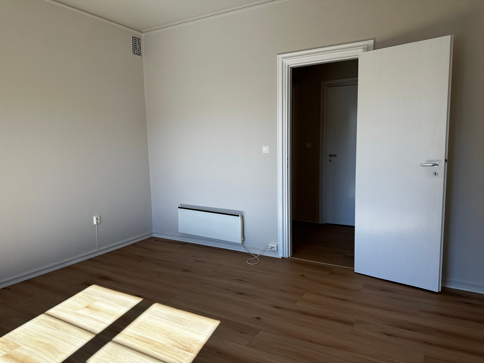 Soverom 3 - ved stue. Stort soverom med god plass til dobbel seng, garderobe, skrivebord mm. Nymalt og nytt gulv. Galleribilde