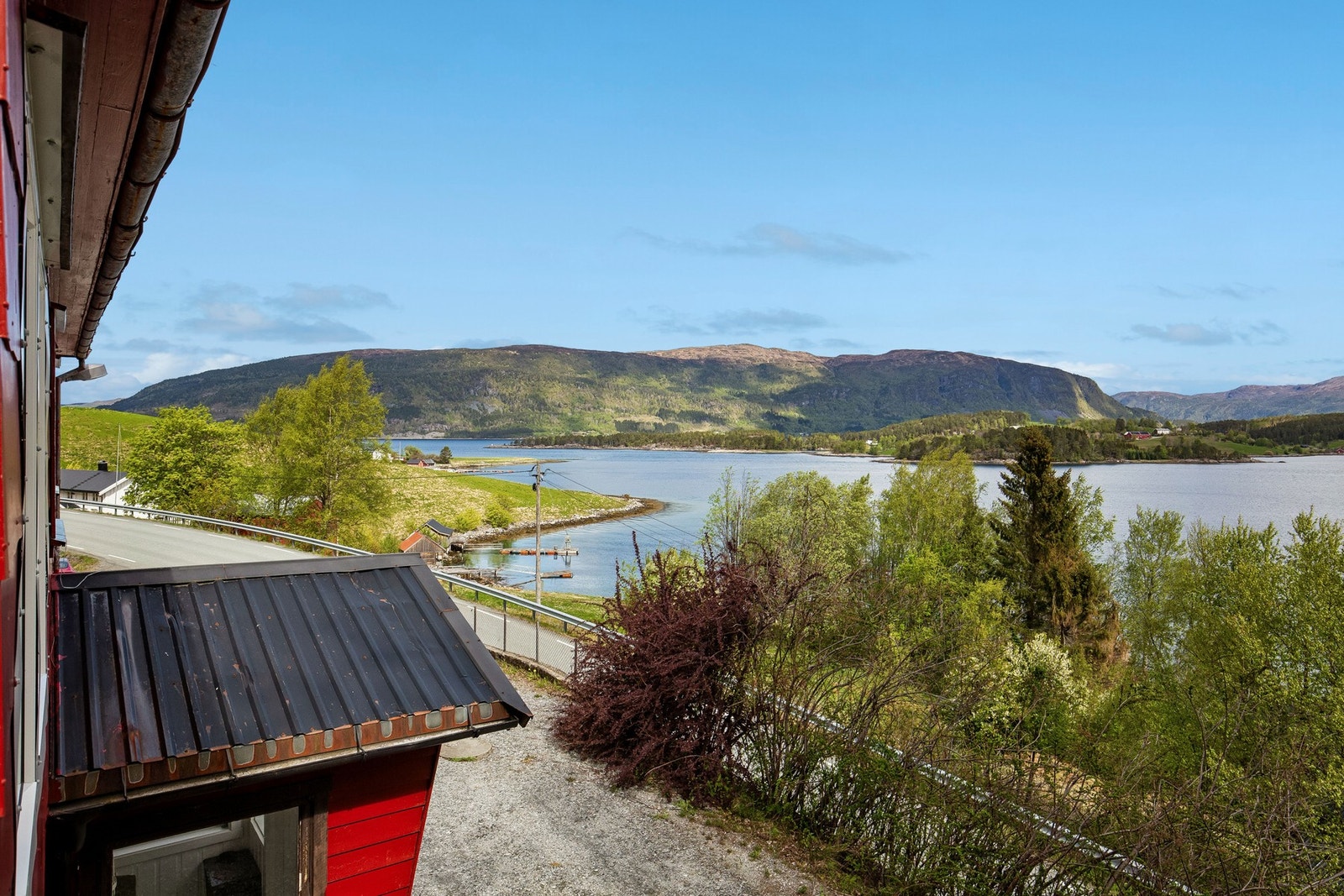 Nåværende eier har også opparbeidet og gruset innkjørsel til boligen, som fremstår mer ryddig og åpen. Galleribilde