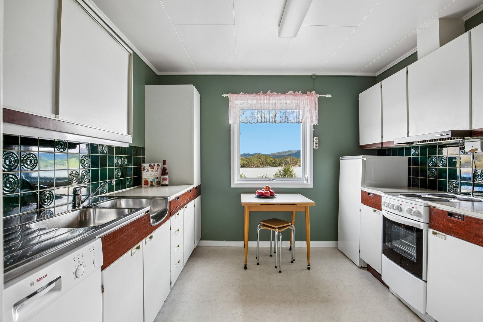 Praktisk kjøkken i retro stil med flott utsikt. Galleribilde