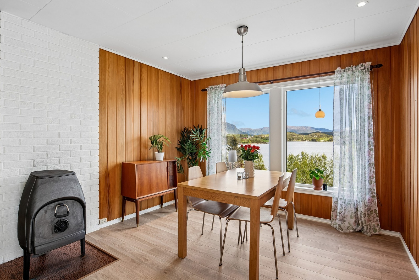 Fra stuen har du vakker utsikt mot Valsøyfjord. Galleribilde