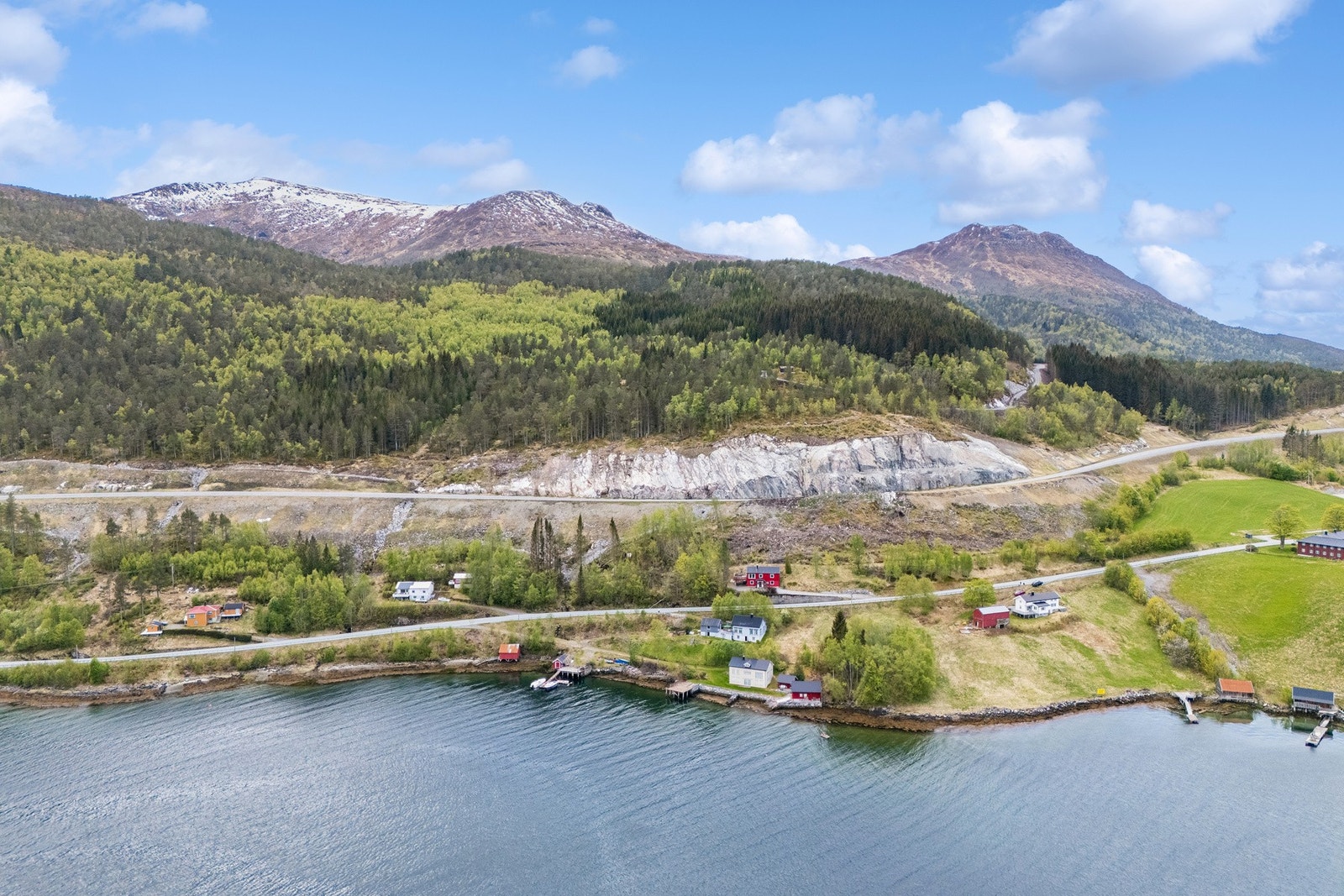 Valsøyfjord byr på rolige og naturskjønne omgivelser med nærhet til sjøen, flott fjordutsikt og gode muligheter for friluftsliv året rundt. Galleribilde
