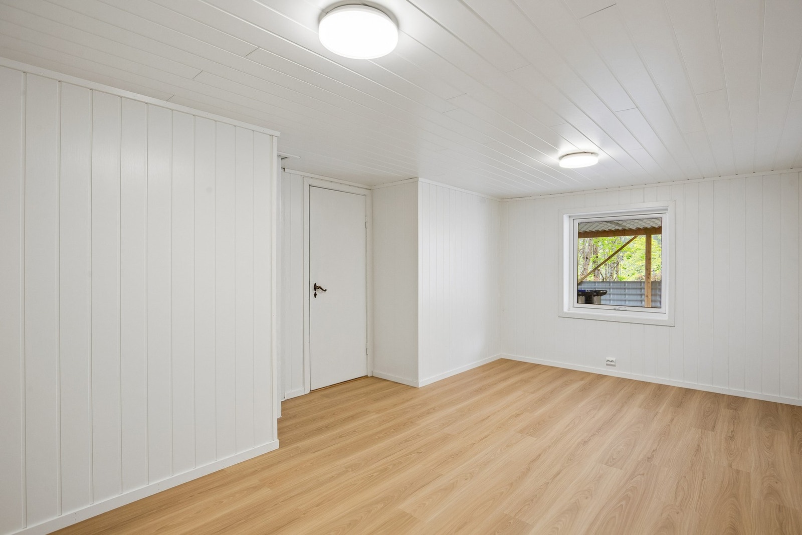 Dette er rommet som nylig er innredet med nye vegger, tak og gulv. Galleribilde