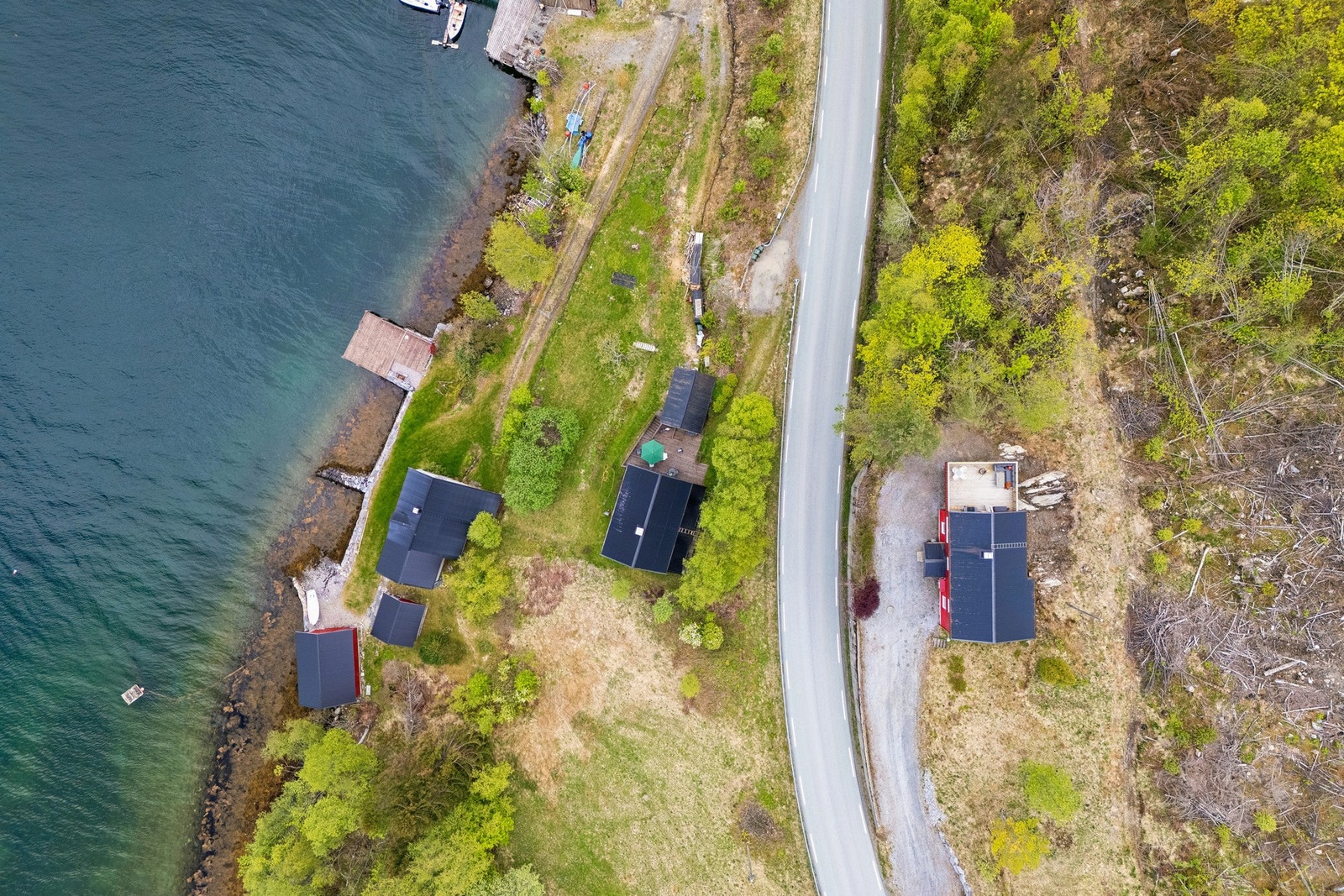 Beliggende ca. 50 meter fra sjøen. Galleribilde