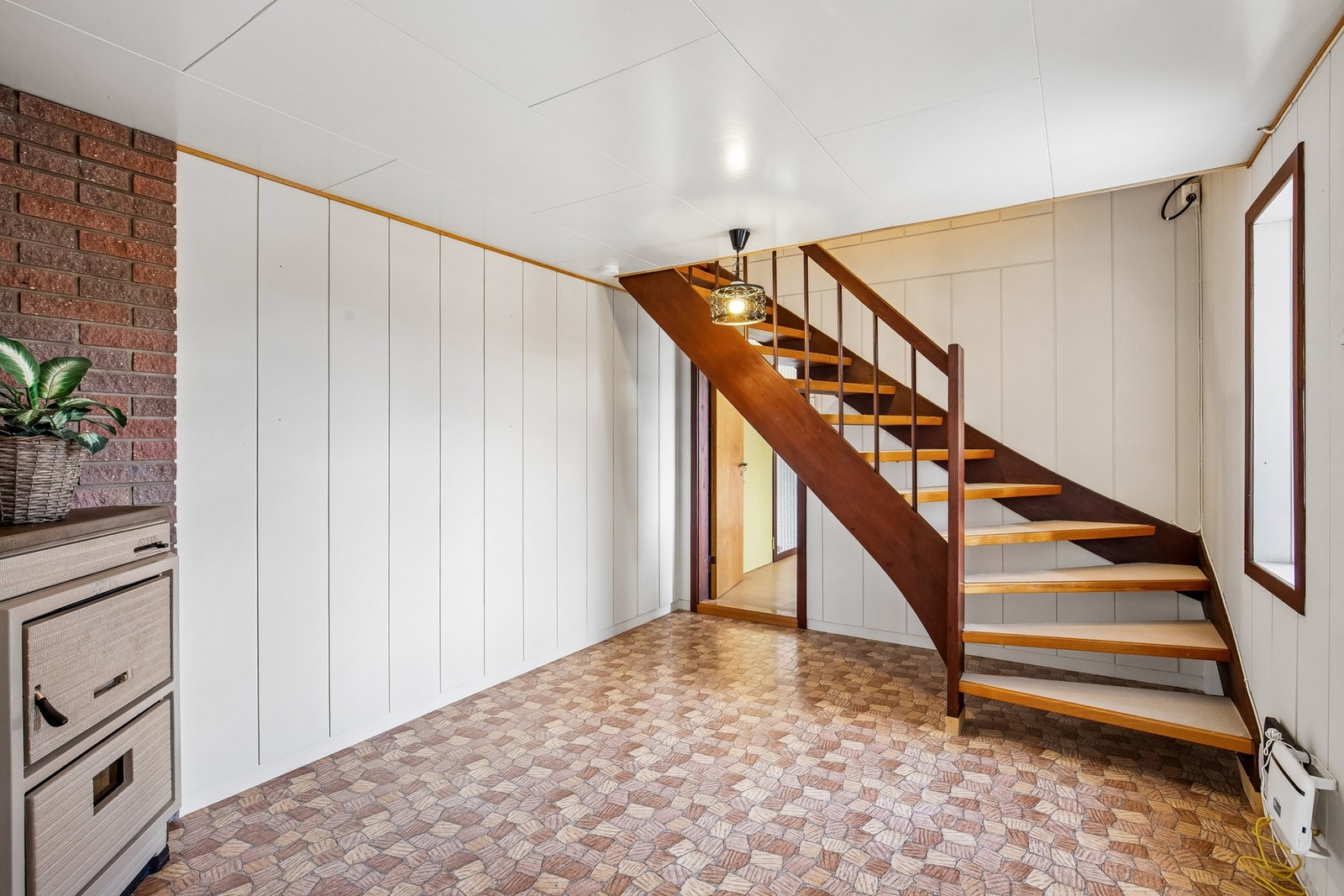 Boligen går over to plan, hvor underetasjen består av blant annet vaskerom, bod, gang, soverom samt et innredet rom med tilknytning til wc-rom. Galleribilde