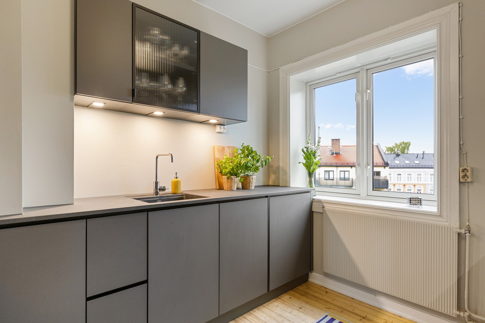 Innredningen består av glatte fronter med lekker benkeplate samt integrerte hvitevarer Galleribilde