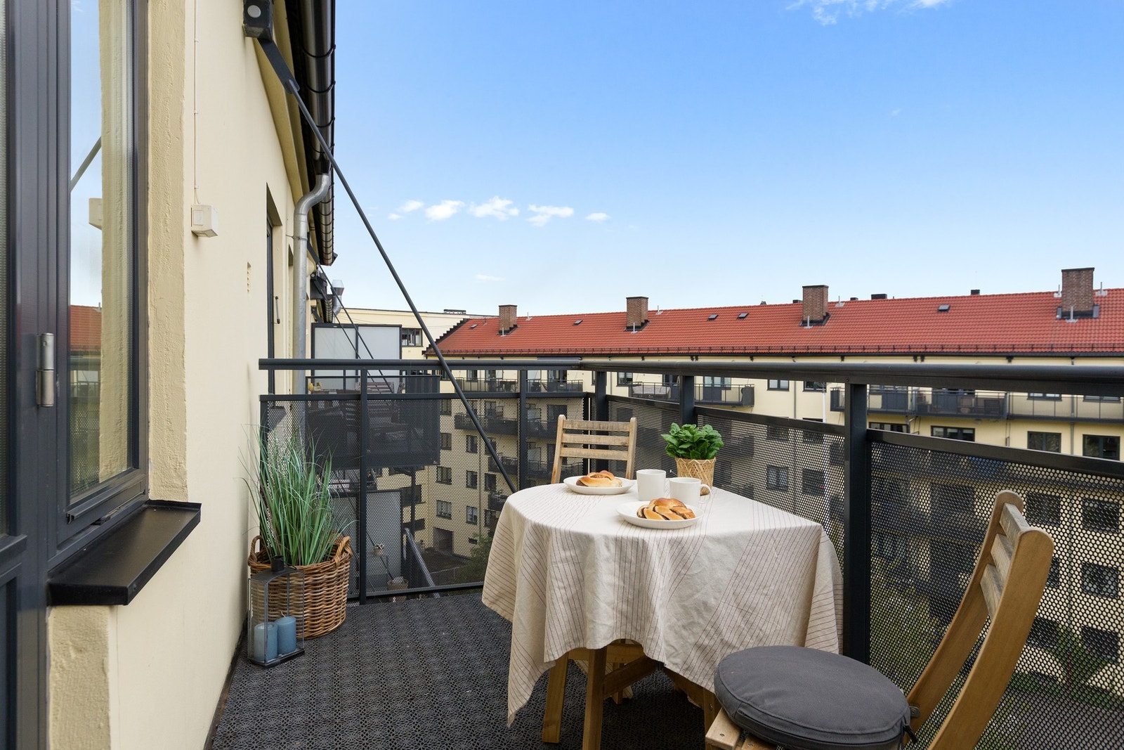 Balkongen er på 6 kvm og byr på gode solforhold, hvor du kan nyte solen fra formiddagen til langt ut på kvelden i sommerhalvåret Galleribilde
