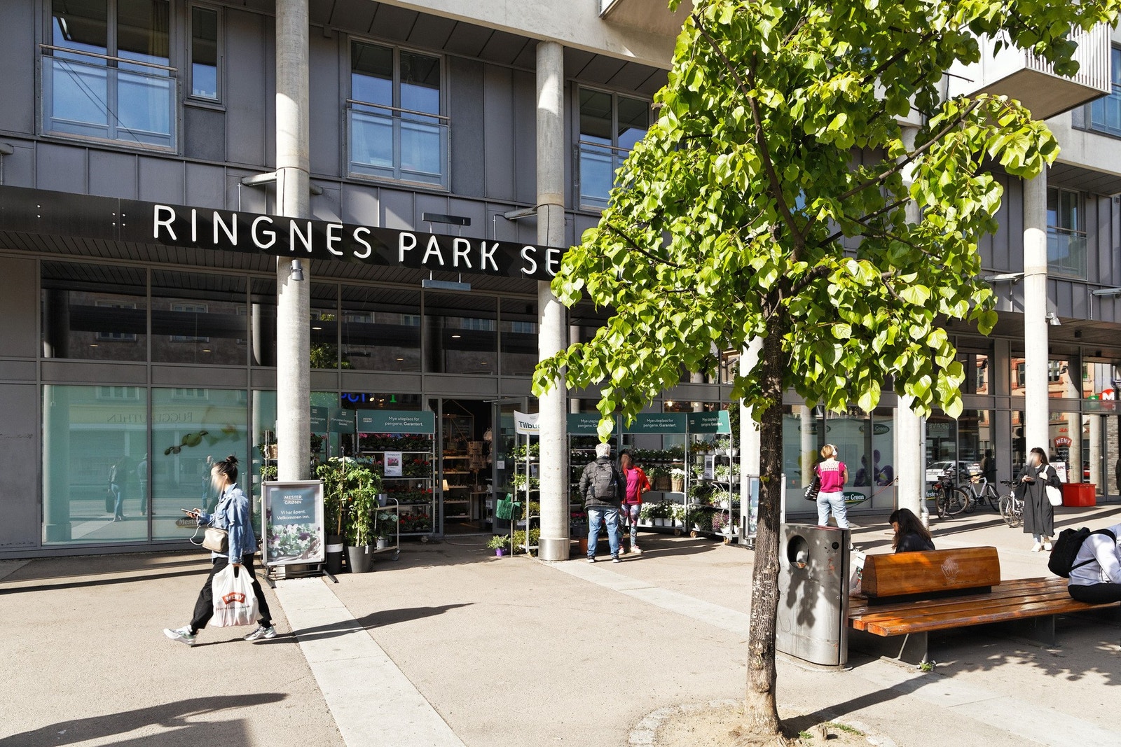 Området er kjent for sitt levende kafé- og restaurantmiljø med alt fra hyggelige nabolagskaféer til trendy spisesteder og vinbarer Galleribilde