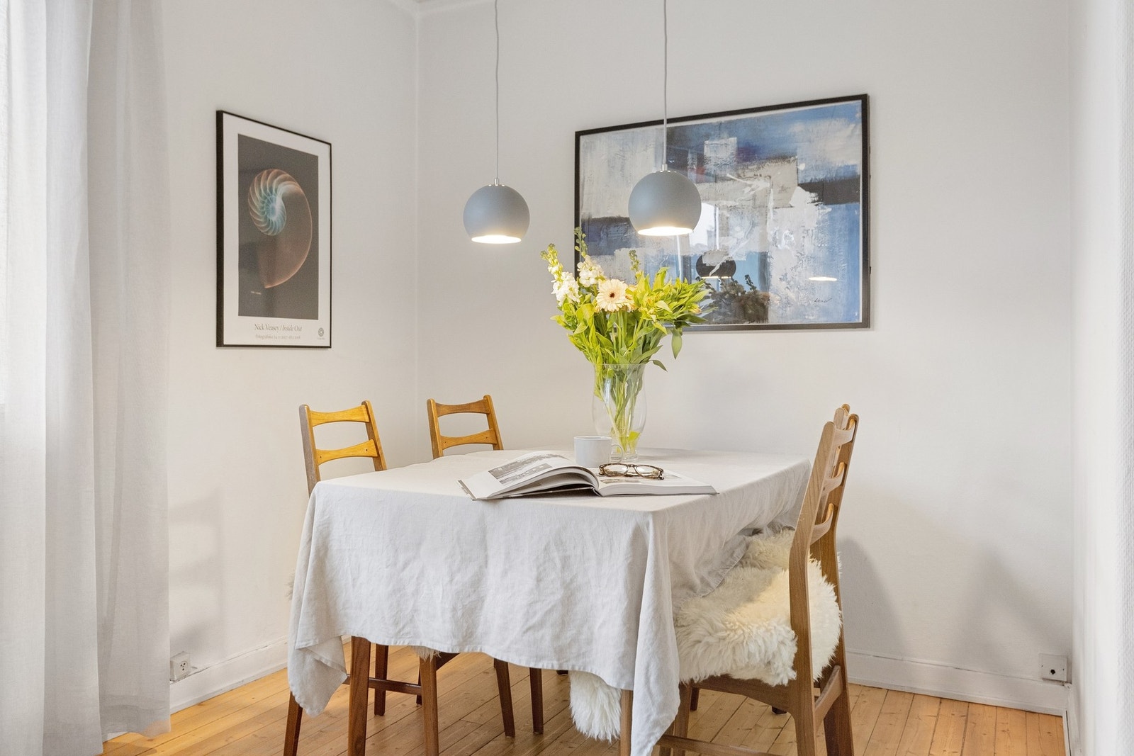 Her får du god plass til spisebord - med åpning mot stuen, perfekt for lange sosiale middagskvelder Galleribilde