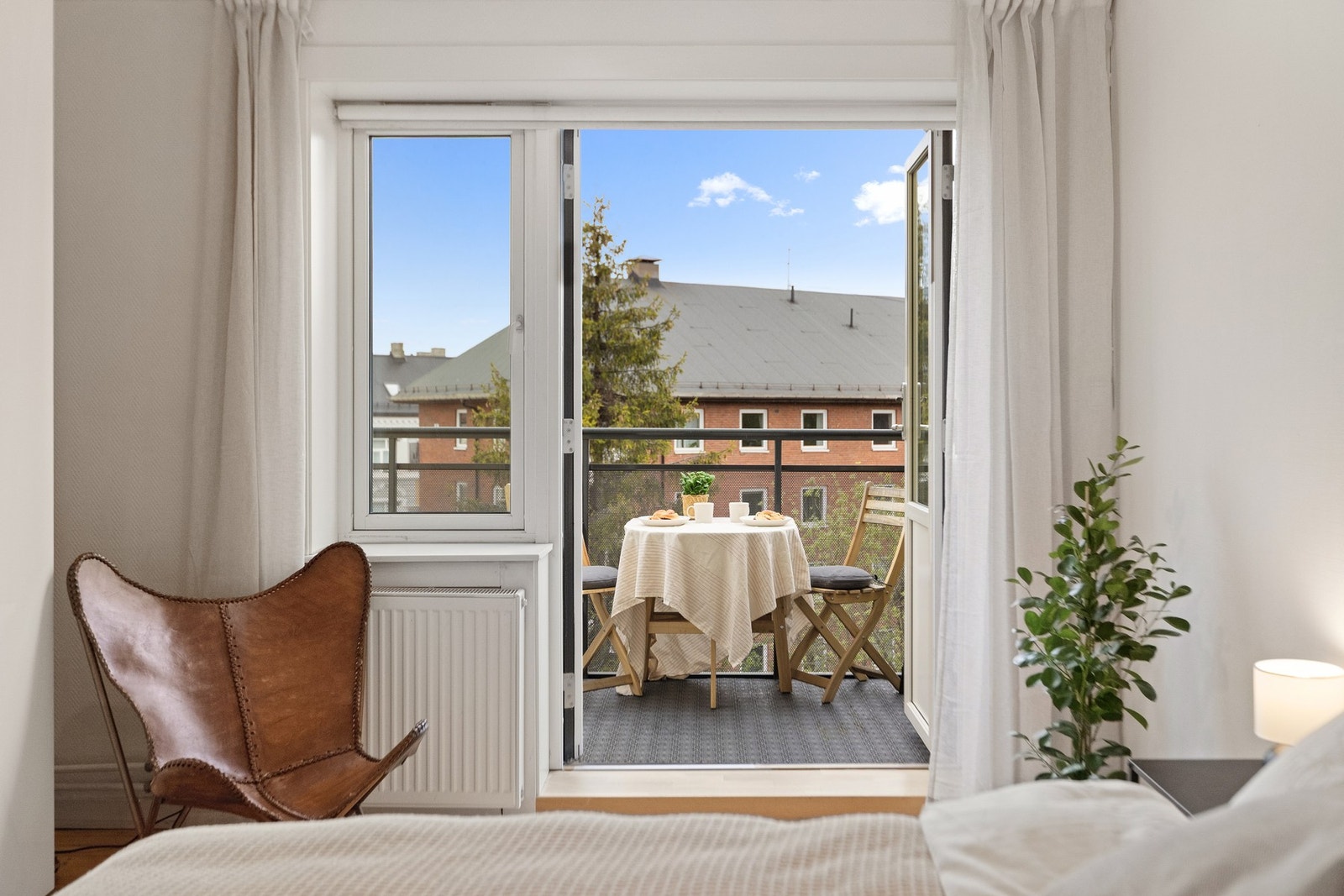 Direkte utgang til den vestvendte balkongen som vender mot rolig bakgård Galleribilde