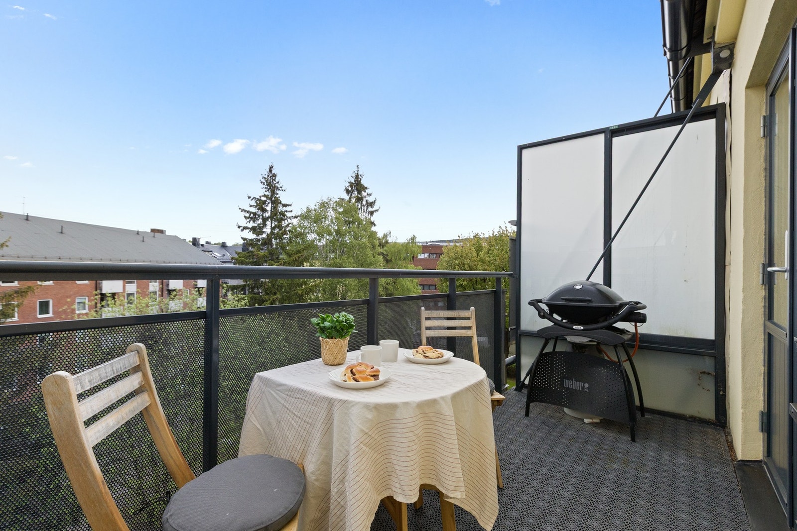 Gode møbleringsmuligheter med plass til sittegruppe og grill, perfekt for hyggelige sommerdager og sosiale sammenkomster Galleribilde