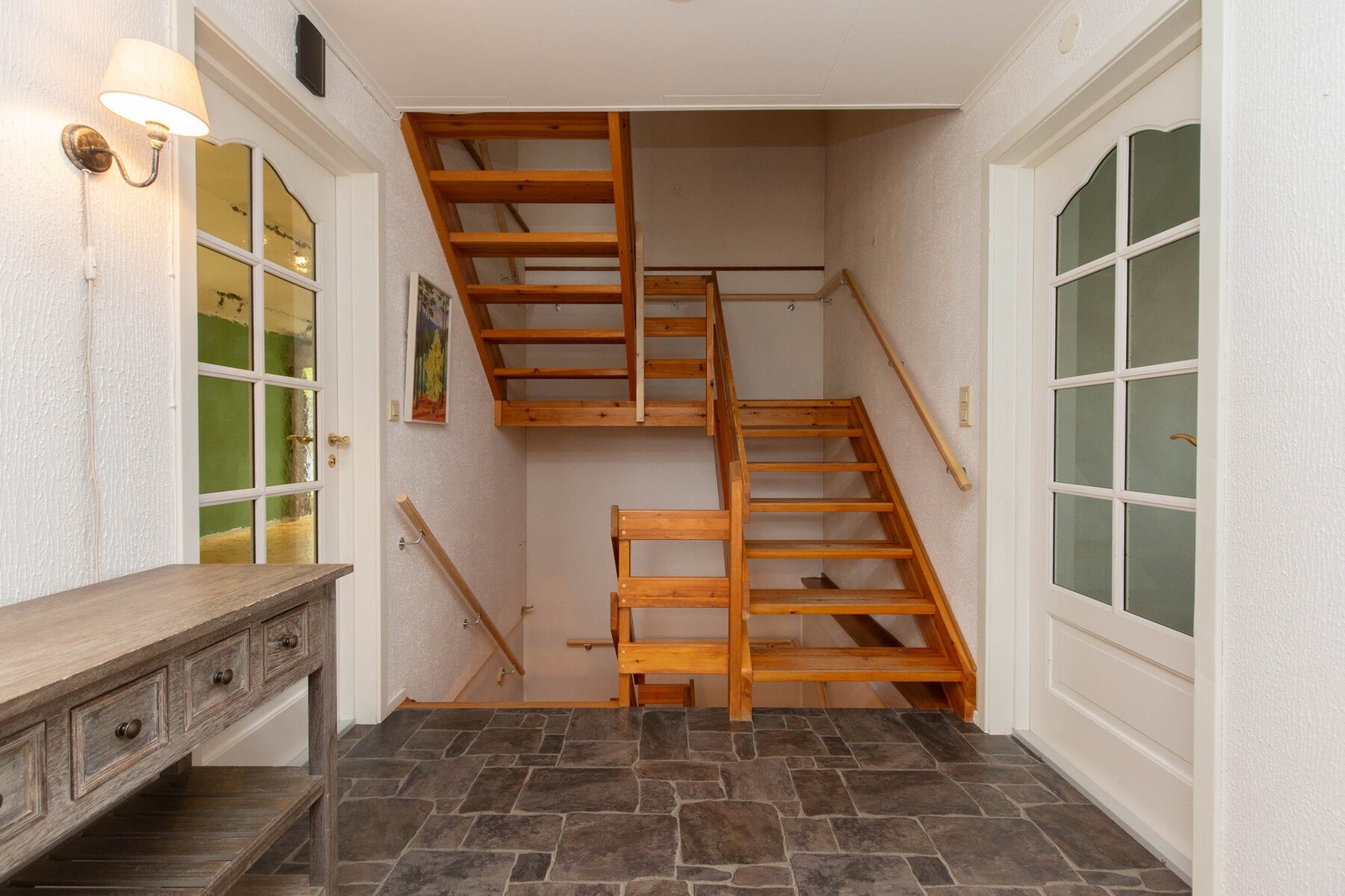 Romslig hall/ trappegang. Galleribilde