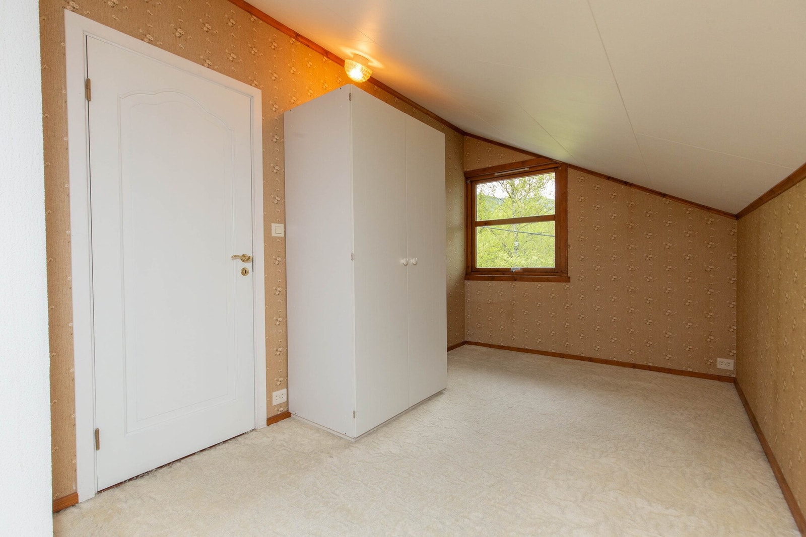 I tilknytning til hovedsoverommet finner man bod/ garderoberom. Galleribilde