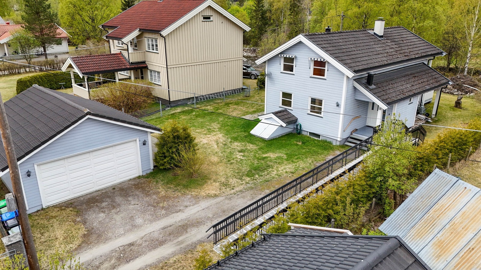 Det er også god biloppstillingsplass på tomt. Galleribilde