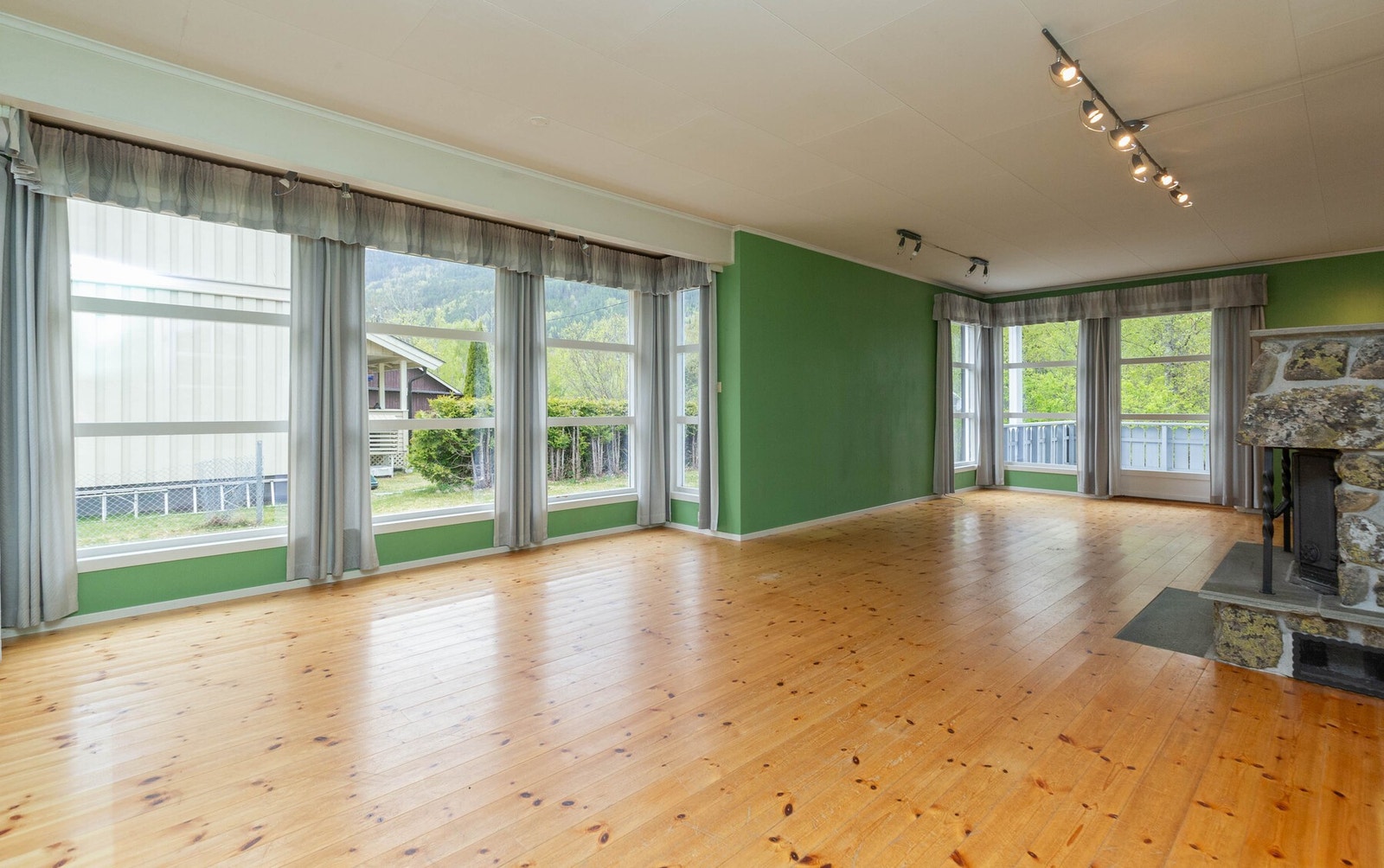 Store vindusflater slipper inn godt med naturlig lys. Galleribilde