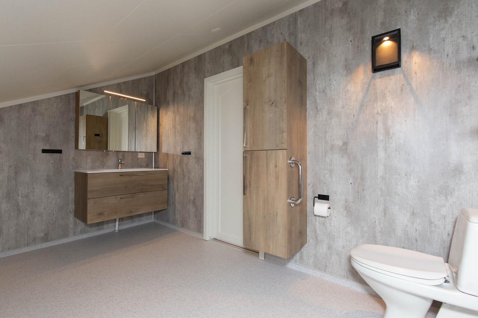 Badet er renovert i 2025 og har moderne overflater. Galleribilde